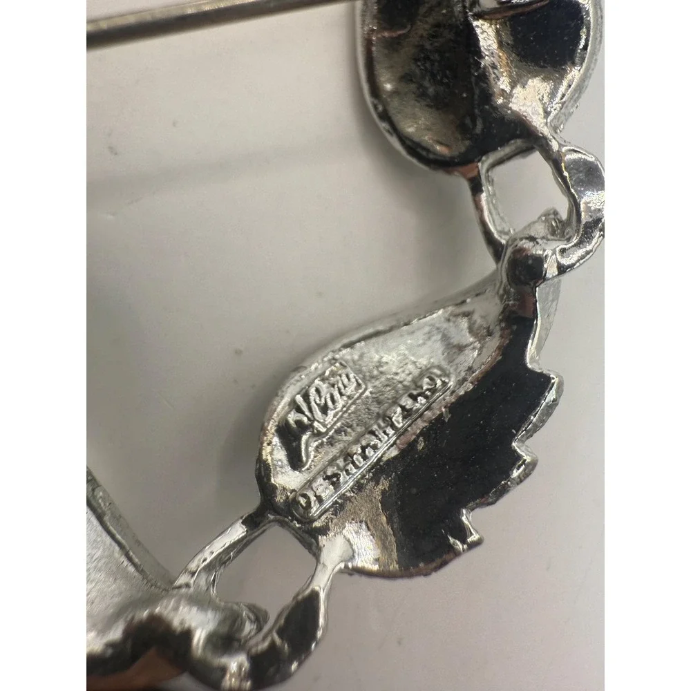 Coro Silver Tone Leaf Wreath‎ Brooch Vintage Textured Leaf Circle Pin